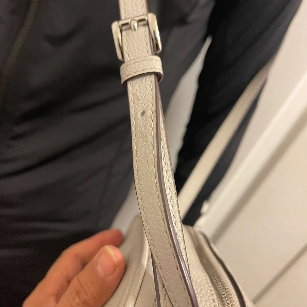 MICHAEL KORS Fulton Small Light Grey Leather Crossbody Camera Bag Feminine